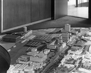 42386 Afbeelding van de maquette van de binnenstad te Utrecht met de ontworpen gebouwen en verkeersdoorbraken volgens ...